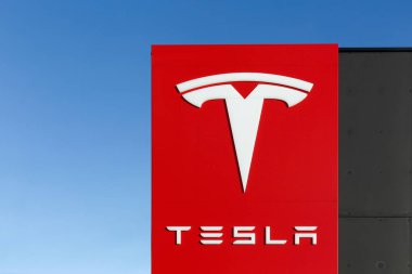 Tilst, Danimarka - 14 Şubat 2016: Tesla logo bir duvar. Tesla tasarlar, üretir ve lüks elektrikli otomobil satan bir Amerikan otomotiv ve enerji depolama şirketi olduğunu