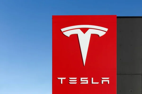 Tilst Dánsko Února 2016 Tesla Logo Zdi Tesla Americký Automobilový — Stock fotografie
