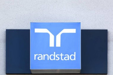Villefranche, Fransa - 14 Mart 2018: Randstad logosu bir duvar. Hollandalı bir çokuluslu insan kaynakları danışmanlık Merkezi Diemen, Hollanda firması Randstad olduğunu