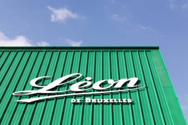 Villefranche, Fransa - 14 Mart 2018: Leon de Bruxelles Restoran. Leon de Bruxelles zinciri olduğunu öncelikle moules frites hizmet için bilinen