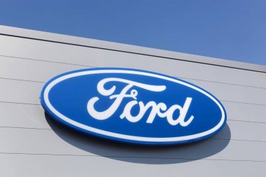 Villefranche, Fransa - 28 Mayıs 2017: Ford logosu bir duvar. Dearborn, Michigan, ABD'de merkezi bir Amerikan çokuluslu otomobil üreticisi Ford olduğunu