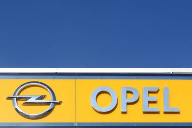Odder, Danimarka - 30 Eylül 2015: Opel logosu bir duvar. Opel 1 Ağustos 2017 beri metting, Almanya ve Groupe Psa bir iştiraki merkezi bir Alman otomobil üreticisidir