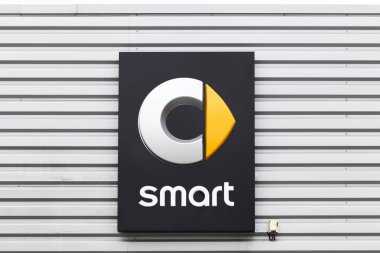 Villefranche, Fransa - 18 Mart 2018: Akıllı logosu bir duvar. Akıllı otomobil üreten ve piyasaları Smart Fortwo ve Smart Forfour Daimler bir bölümüdür