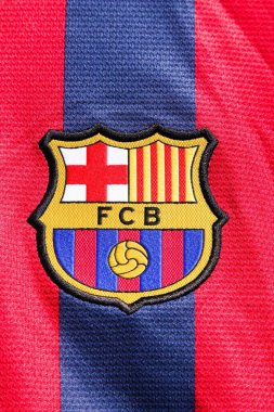 Odder, Danimarka - 26 Mart 2018: Logo Fc Barcelona bir gömlek. FC Barcelona Barcelona, Catalonia, İspanya'da bir profesyonel futbol takımıdır