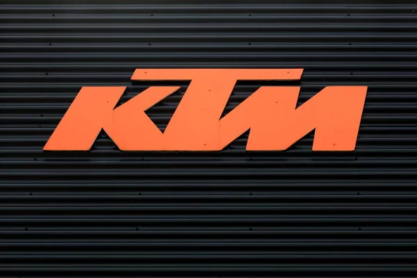 Torsted 2018年4月1日 Ktm 标志在墙壁上 Ktm 是奥地利摩托车和跑车制造商 拥有由 Ktm 工业股份公司和印度制造商 Bajaj — 图库照片