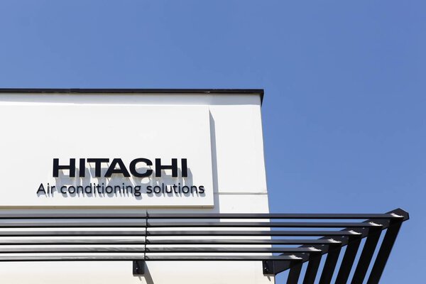 Сен-Пюст, Франция - 18 июня 2017 года: офисное здание Hitachi. Hitachi производит широкий ассортимент коммерческих и бытовых кондиционеров
