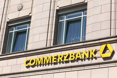 Kiel, Almanya - 4 Haziran 2016: Commerzbank, cephe. Commerzbank bir küresel bankacılık ve finansal hizmetler şirketi, Merkez Frankfurt, Almanya 1870 yılında kurulmuş olan
