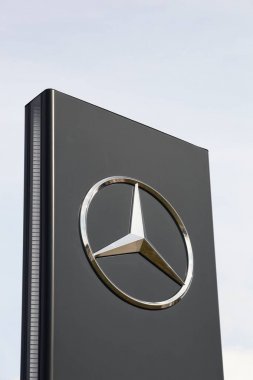 Torsted, Danimarka - 1 Nisan 2018: Mercedes logosu bir panel. Mercedes-Benz Alman otomobil üreticisi, Alman üreticinin Daimler Ag çokuluslu bir bölünme olduğunu