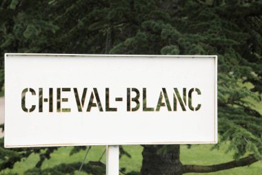 Emilion, Fransa - 6 Haziran 2017 Aziz: Chateau Cheval Blanc Saint Emilion Fransa'nın Bordeaux şarap bölgesinde bir ünlü şarap üreticisi olduğunu 