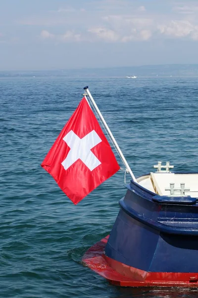 Човен Швейцарський Прапор Женевське Озеро Місті Yvoire Франція — стокове фото