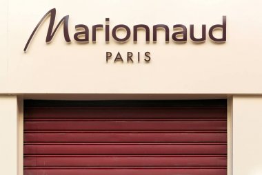 Lyon, Fransa - 15 Ağustos 2016: Marionnaud logo bir duvar bir mağaza. Marionnaud Paris'te Bernard Marionnaud tarafından kurulan dayalı bir uluslararası Fransız parfüm zinciridir