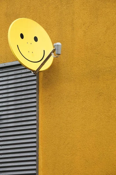 Paraboolantenne Met Happy Smiley — Stockfoto