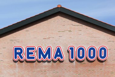 Torsted, Danimarka - 2 Nisan 2018: Rema 1000 bir cephe logosuna. Rema 1000 esas olarak Norveç ve Danimarka çalışır