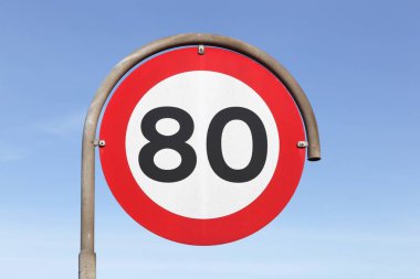 Hız sınırı trafik işareti 80 yol