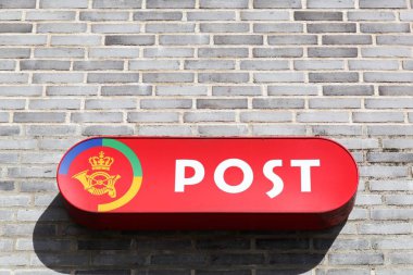 Steensballe, Danimarka - 2 Nisan 2018: Danimarkalı yazı logo bir duvar. Post Post Danmark Danca olarak denilen Danimarka Danimarka posta Servisi için sorumlu bir firmadır