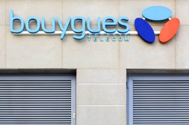 Lyon, Fransa - 15 Ağustos 2016: Bouygues Telecom logo duvar bir mağaza. Bouygues Telecom bir Fransız cep telefonu ve Internet servis sağlayıcı şirketi, Bouygues grubun parçası olduğunu