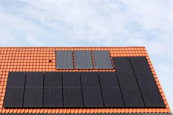 Casa Con Paneles Solares Techo —  Fotos de Stock