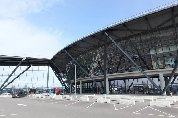 Lyon, Fransa - 22 Mart 2018: Yeni uluslararası terminal Saint Exupery Havaalanı Lyon, Fransa