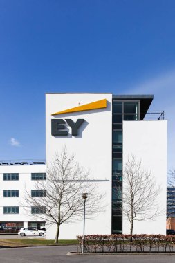 Horsens, Danimarka - 2 Nisan 2018: Ernst ve genç ofis bina. Ernst ve Ey olarak da adlandırılan genç bir dünyanın en büyük profesyonel hizmet şirketi ve muhasebe dört büyük biridir