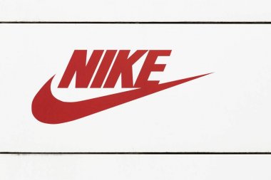 Hamburg, Almanya - 20 Temmuz 2017: Nike logosu bir mağaza bir cephe üzerinde. Nike spor malzemeleri konusunda uzmanlaşmış bir Amerikan şirketidir