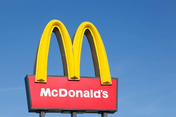 Stilling Dinamarca Agosto 2015 Logotipo Mcdonald Poste Mcdonald Maior Cadeia — Fotografia de Stock