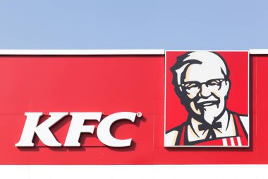 Tilst, Danimarka - 20 Nisan 2086: Kfc bir cephe logosuna. KFC kızarmış tavuk konusunda uzmanlaşmış ve Louisville, Kentucky, Amerika Birleşik Devletleri içinde merkezi bir fast food restoran zinciri olduğunu