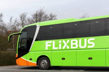 Skanderborg, Danimarka - 22 Nisan 2018: Bir istasyonu Flixbus otobüs. Flixbus, Avrupa'nın otobüs hizmeti sağlayan bir markadır
