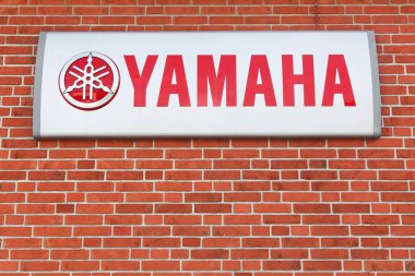 Skanderborg, Danimarka - 22 Nisan 2018: Yamaha logosu bir duvar. Yamaha müzik aletleri, elektronik ve motosiklet gibi ürünleri geniş bir yelpazesi ile Japon çok uluslu şirket olduğunu