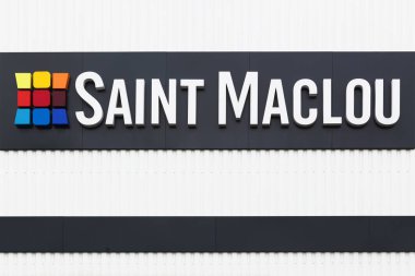 Villefranche, Fransa - 18 Mart 2018: Saint Maclou logosu bir duvar. Saint Maclou veya eve Pazar Gonzague Mulliez tarafından oluşturulan bir Fransız şirketidir. Şirket özellikle halı ve halılar satıyor