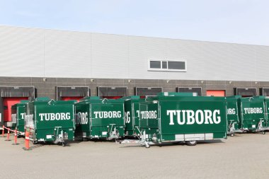 Tilst, Danimarka - 7 Ekim 2018 Tuborg römorkları bir depoda. Tuborg, Danimarka 'nın Hellerup şehrinde 1873 yılında kurulan bir bira şirketidir. Tuborg, Carlsberg grubunun bir parçası.