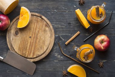 Elma, tarçın ve yıldız anasonlu sıcak kabaklı sangria.