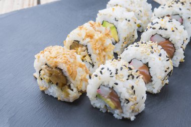 el tahtası bir tabağa suşi rulo