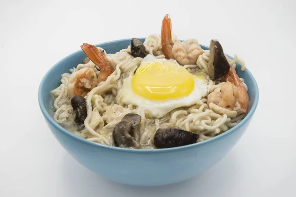 Chinesische Suppe mit Udonnudeln, Schweinefleisch, gekochten Eiern, Pilzen und — Stockfoto