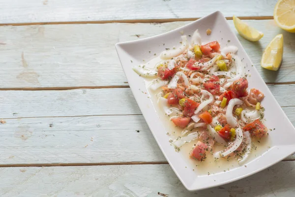 Ceviche mit Lachs, Tomate, Zwiebel, Zitrone — Stockfoto