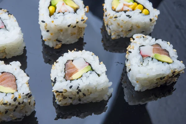 Set de sushi aislado sobre fondo negro — Foto de Stock