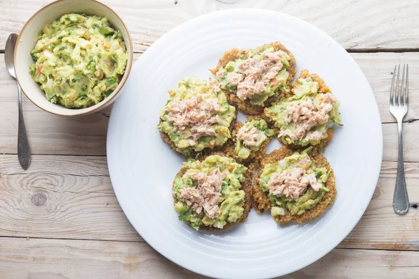 Burgare av quinoa med tonfisk och guacamole — Stockfoto