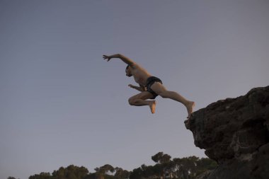 bir adam yüksek uçurumdan daldırma