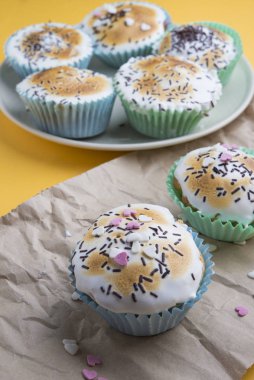 Özel gün için süslemeli kapkekler.