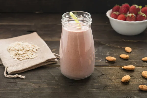 Batido de fresa, avena y almendra —  Fotos de Stock