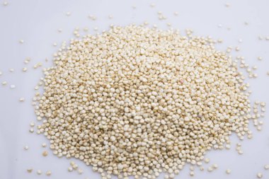 Beyaz arkaplanda sağlıklı beyaz kinoa tohumları