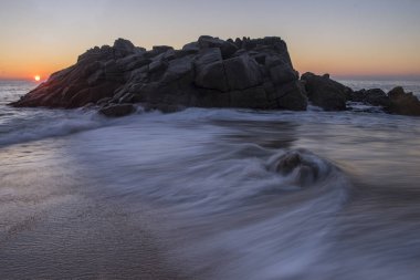 Deniz kıyısında taş