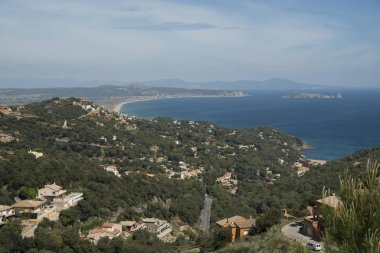 Begur Kalesi, Katalonya, İspanya tipik bir İspanyol şehir ile.