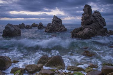 Deniz kıyısında taş