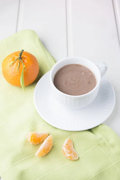 Heiße Schokolade im Becher mit Mandarinen — Stockfoto