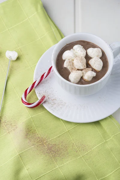 줄무늬 로장식 한 마시멜로가 달린 커다란 코코아 잔 — 스톡 사진