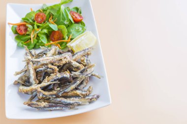 Kızarmış sardalya (balık) pescaito frito tipik İspanyol tapası.