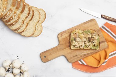 Avokado ve mantarlı ekmek.