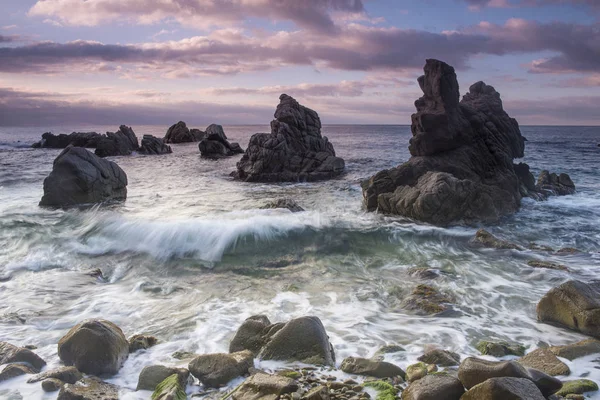 Piedra en la orilla del mar — Foto de Stock