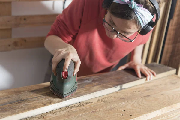 Mujer lijando una madera restaurada —  Fotos de Stock