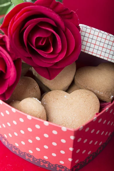 Galletas dulces en forma de corazón caja — Foto de Stock